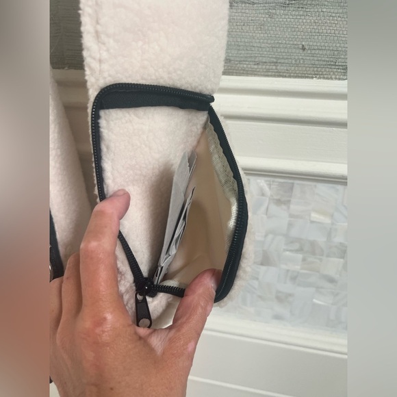 NWT new FREE PEOPLE overachiever Sherpa sling bag white champagne fuzzy - Picture 9 of 17